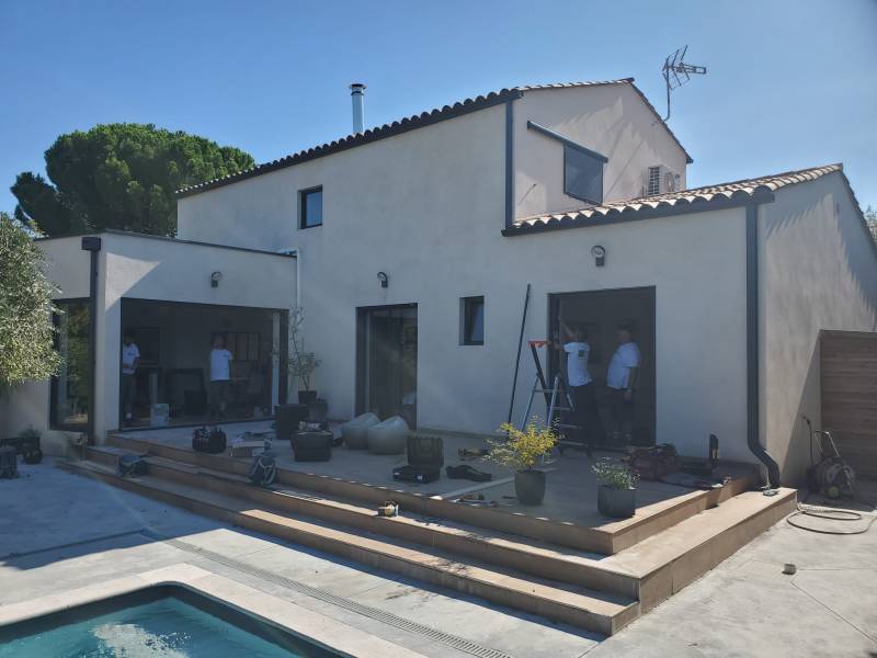 Installation en cours de menuiseries en aluminium dans cette maison avec piscine à Eguilles