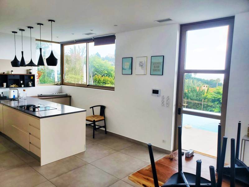 Installation d'une porte d'entrée vitrée dans cette maison à Rousset