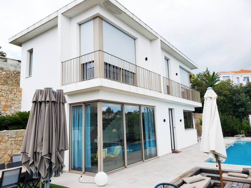 Installation de coulissants d'angle brun lacté texturé en aluminium couleur exclusive Technal près de Rousset