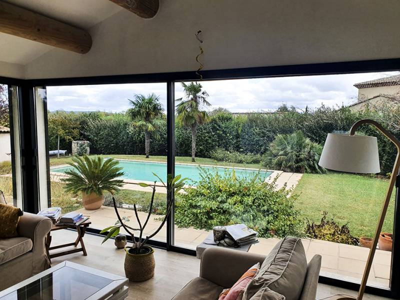 Superbe extension réalisée avec pose de coulissants Luméal à double vantaux en aluminium Technal à Bouc Bel Air