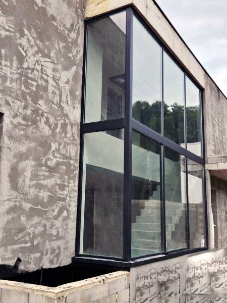 Composé de chassis fixe d'angle pour une montée d'escalier dans une construction au Puy sainte reparade