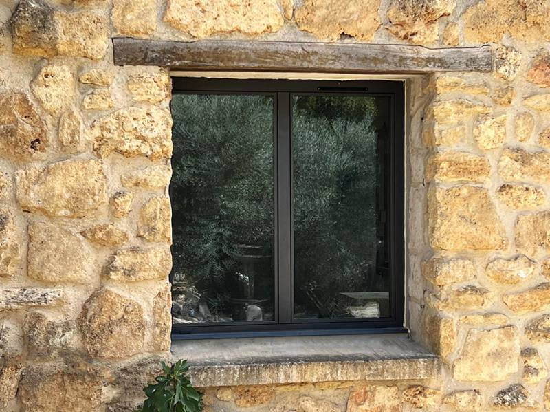 Rénovation des menuiseries pour cette charmante bâtisse en pierre à Bouc bel air