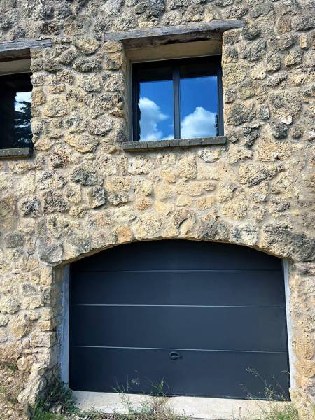 Installation d'une porte de garage sectionnelle en aluminium à Aix-en-Provence
