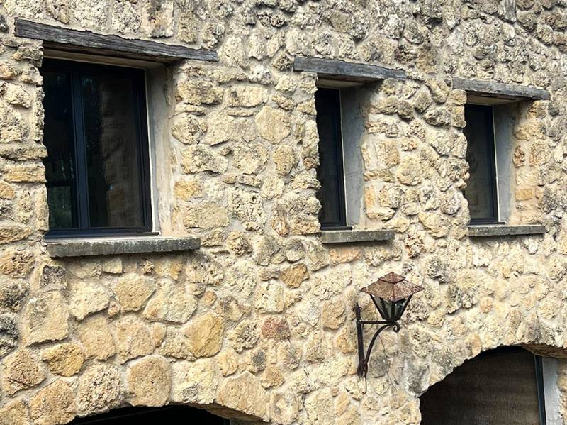 Rénovation des menuiseries pour cette charmante bâtisse en pierre à Bouc bel air