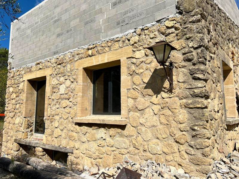 Rénovation des menuiseries pour cette charmante bâtisse en pierre à Bouc bel air