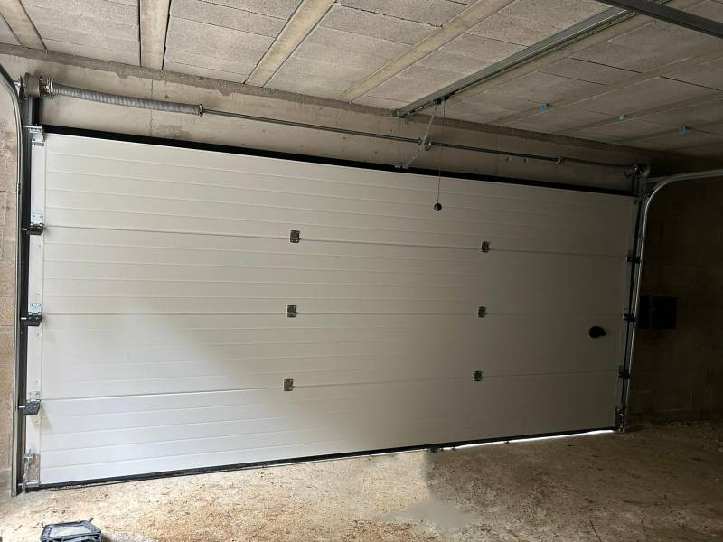 Porte de garage sectionnelle en aluminium près de Venelles