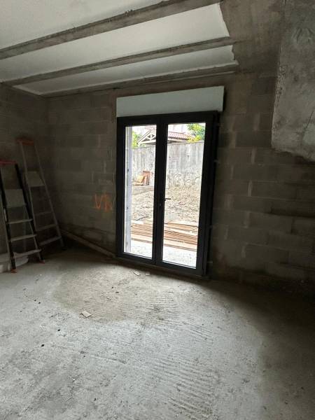 Installation de portes d'entrée en aluminium Technal près de Peynier