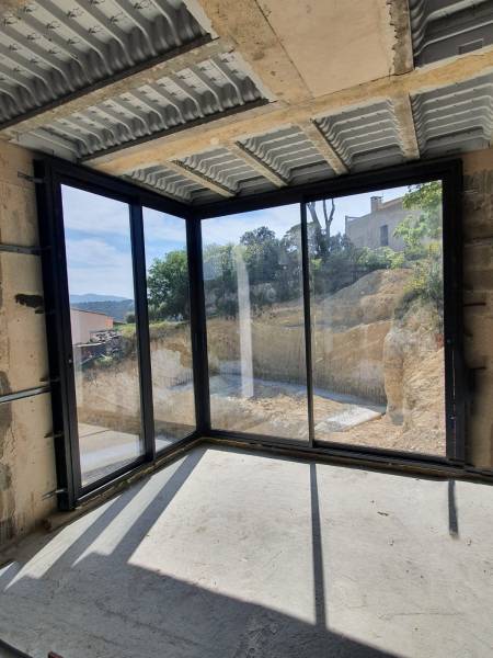 Installation de coulissants d'angles dans cette construction près de Miramas