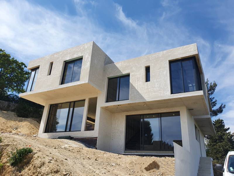 Installation de coulissants d'angles dans cette construction près de Miramas