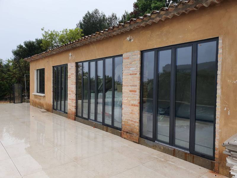 Installation d'immenses baies vitrées en aluminium Technal près de Gréasque