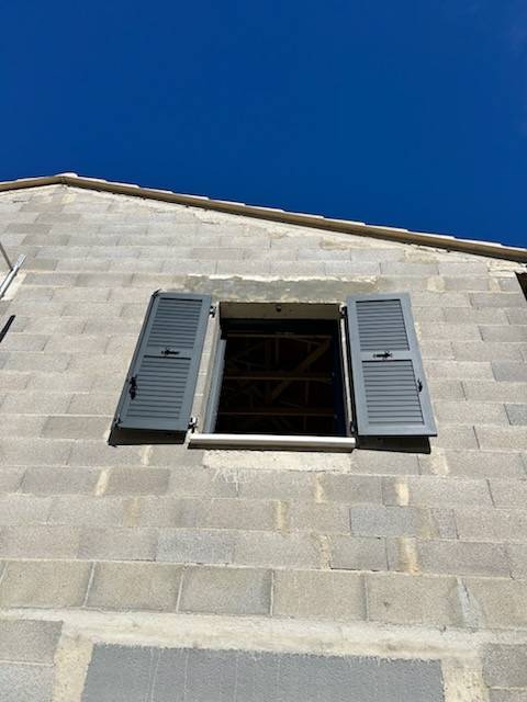 Installation de portes d'entrée en aluminium Technal près de Peynier