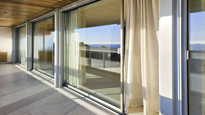 Installation de baies coulissantes XXL en aluminium Technal près de Bandol