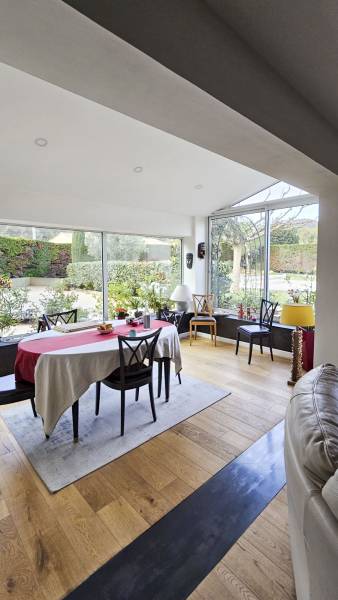 Installation d'une grande baie coulissante 3 vantaux et d'un ensemble composé d'une baie coulissante et d'un châssis fixe cintré en aluminium Technal près de Saint Savournin