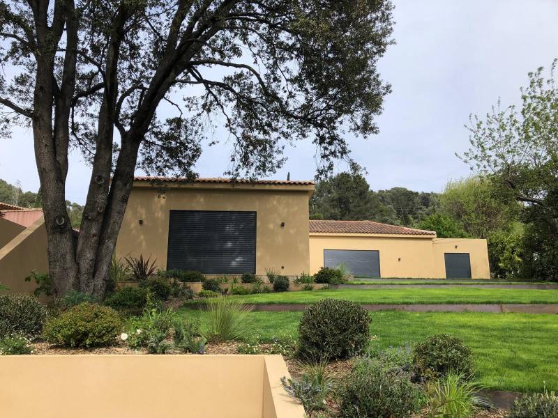 Installation de volets roulants en aluminium noir pour une maison près de Aubagne
