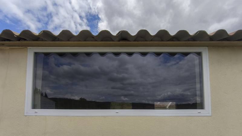 Installation de fenêtres à soufflet, coulissantes et châssis fixe dans cet hangar près de Gardanne