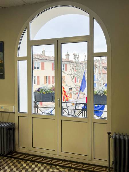Ensemble composé d'une porte cintrée et de châssis fixes latéraux en aluminium Technal pour une Mairie près de Gardanne