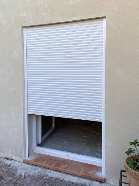 Installation de volet roulant couleur blanche Lakal près de Miramas