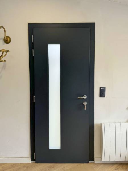 Installation d'une porte en aluminium noire près de Lambesc