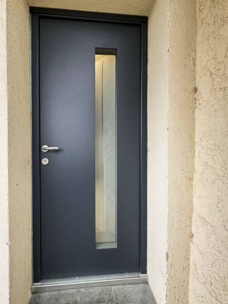 Installation d'une porte en aluminium noire près de Lambesc