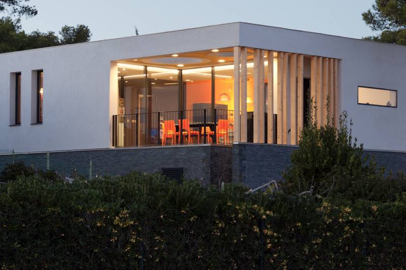 Chantier au bord de la mer avec pose de menuiseries sur mesure en aluminium de la marque TECHNAL près de la Ciotat