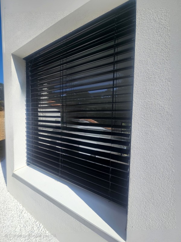 Installation de brise-soleil orientable dans cette villa près de Roquefort-la-Bédoule – Harmonie de l’Habitat