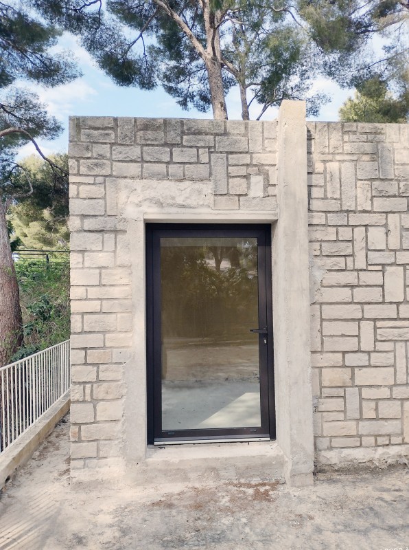 menuiseries mur en pierre 