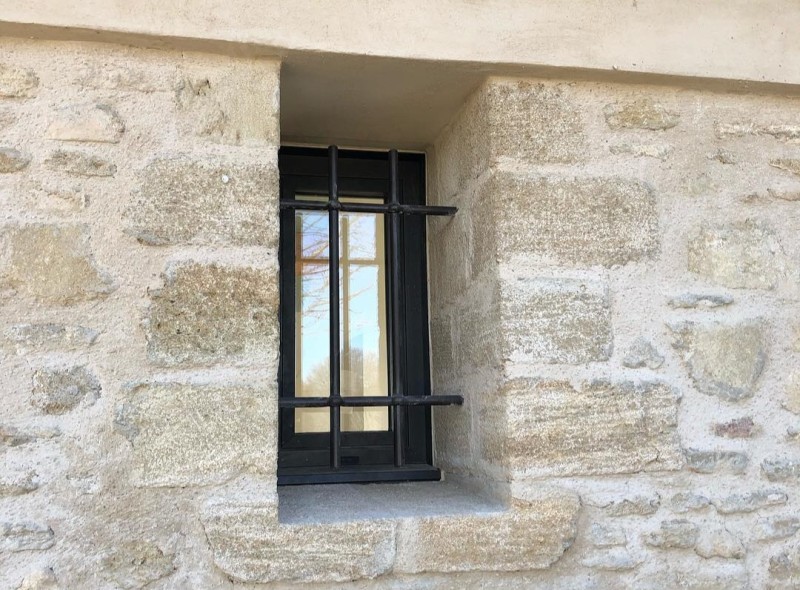 Rénovation d’un mas ancien sur les hauteurs du luberon, avec des menuiseries aluminium