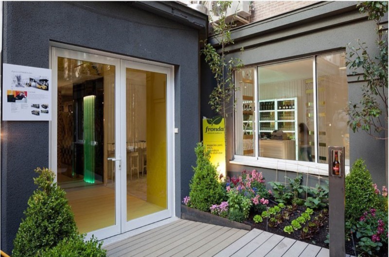 installation d'une devanture vitrée avec porte d'entrée en aluminium près de Bandol