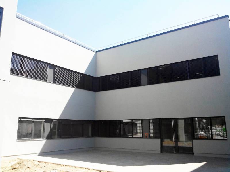 Installation de nombreux BSO sur cette façade de magasin près de Rousset : un chantier technique, précis et spectaculaire