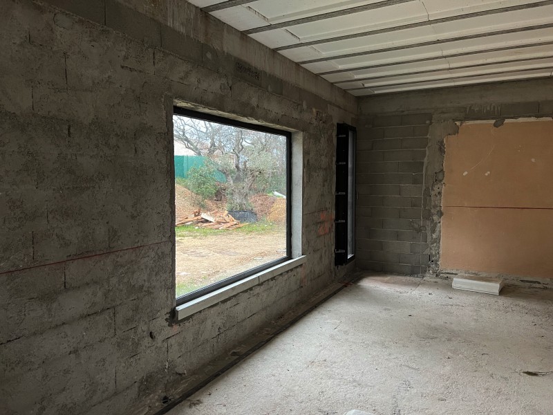 Chantier en cours de rénovation de villa et extension avec menuiseries sur mesure en aluminium de la marque Technal près de Mimet