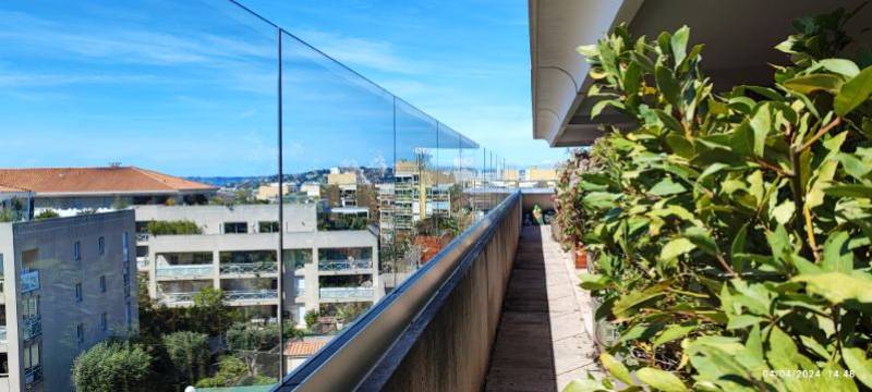 Installation de garde corps vitré sur un toit terrasse dans un immeuble à Marseille